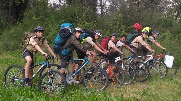 une aventure à vélo. Scout camp vélo