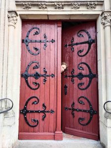 La porte de la chapelle comme neuve