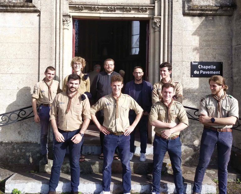 Le clan Saint-François-Xavier devant la chapelle du Pavement