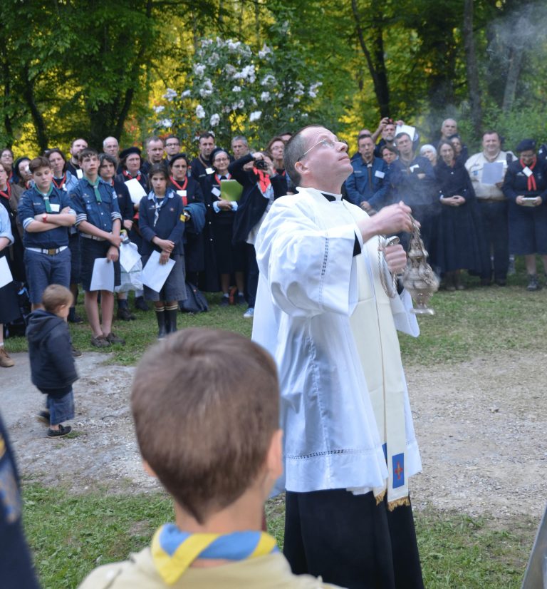 L'abbé Cyril Gordien encense la croix Sainte-Thérèse à Château-Landon lors de la bénédiction de cette dernière (2016)