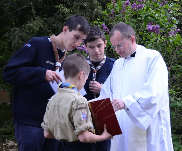 L'abbé Cyril Gordien lors de la bénédiction de la cloche St-Thérèse à Château-Landon (2016)