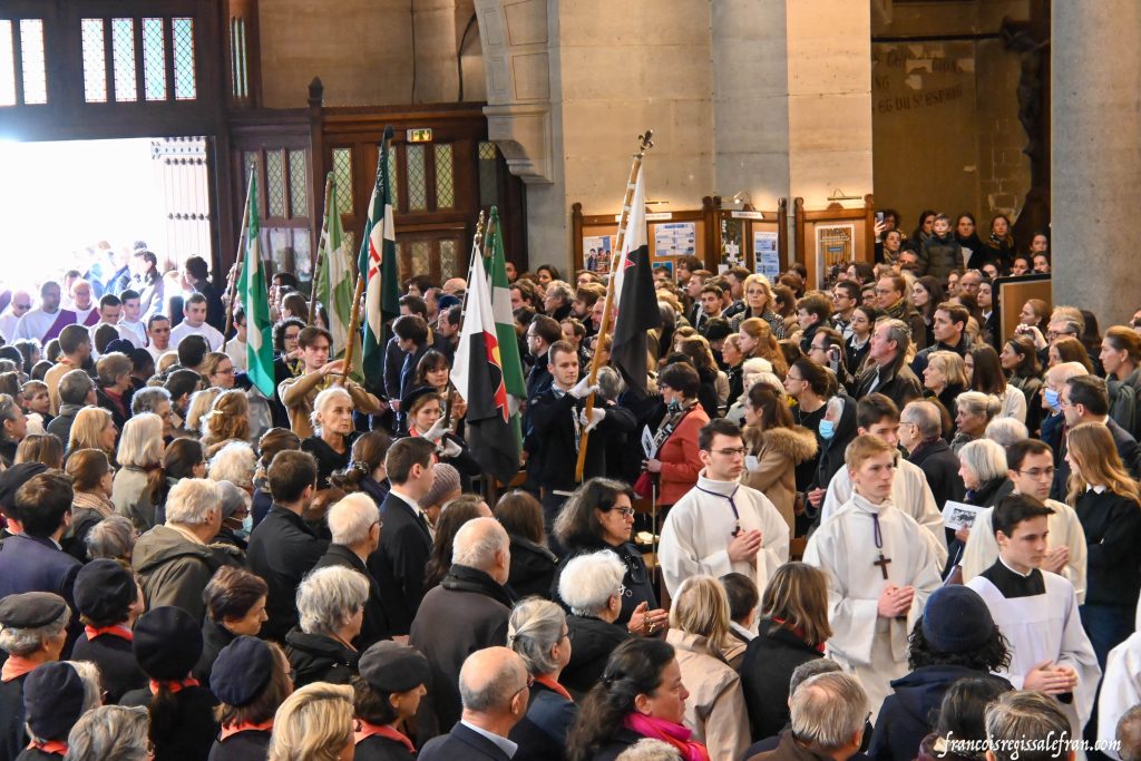Procession des guides et scouts venus assister à l'enterrement de Cyril Gordien à l'église Saint-Pierre-de-Montrouge le lundi 20 mars 2023