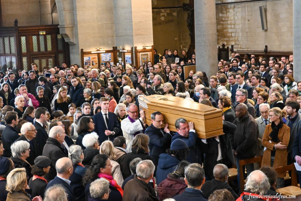 Entrée du cercueil de Cyril Gordien à l'église Saint-Pierre-de-Montrouge le lundi 20 mars 2023