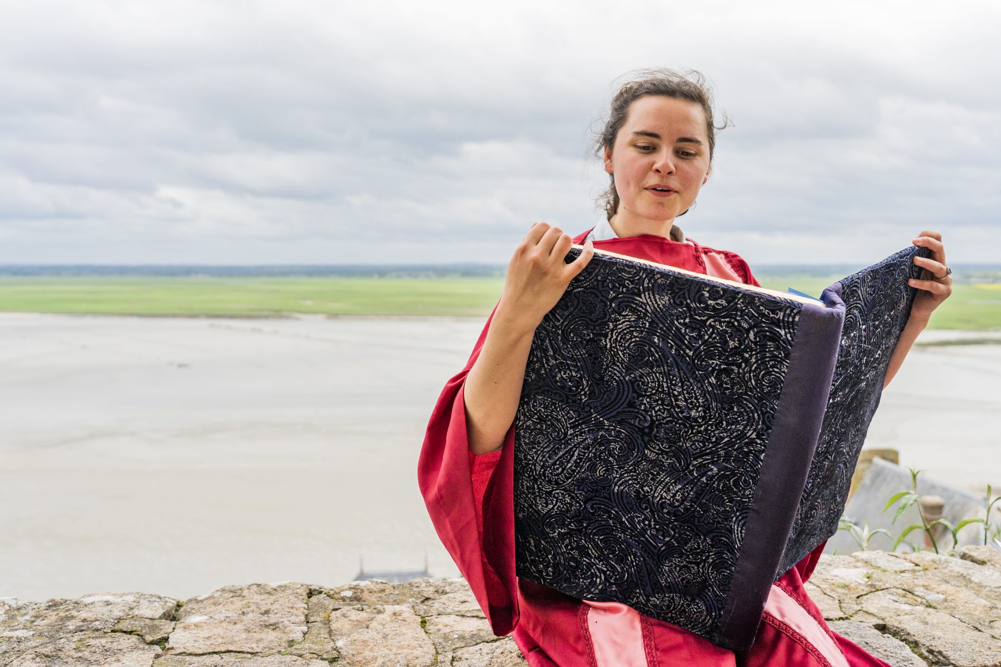 Jeune demoiselle lisant un manuscrit en bord de rempart au Mont Saint-Michel