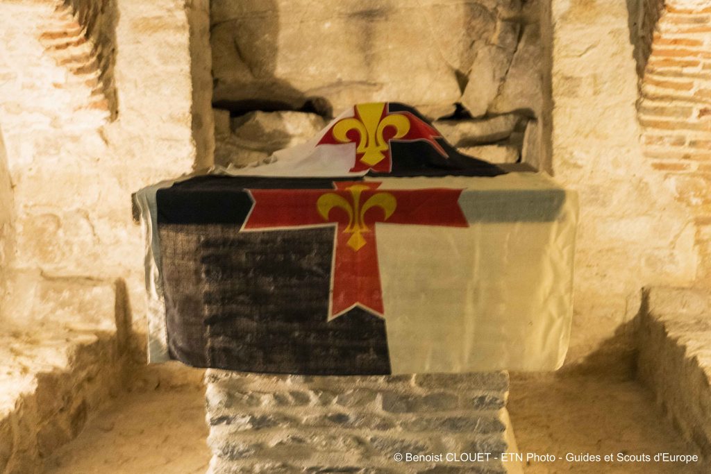 57 ans après le premier pèlerinage des Guides et Scouts d'Europe, le baussant est béni au Mont Saint Michel