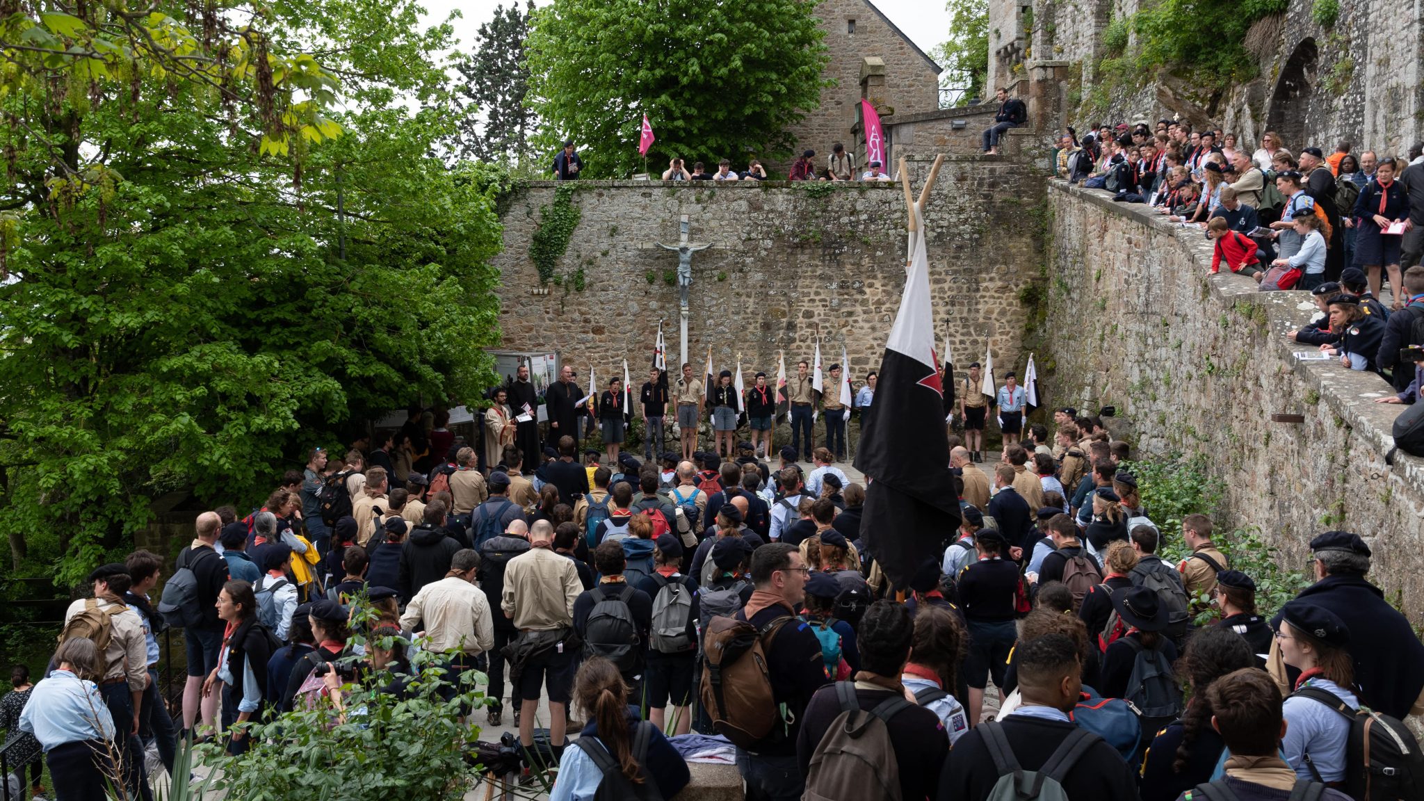 Moment de prière sur le parvis du Mont Saint-Michel