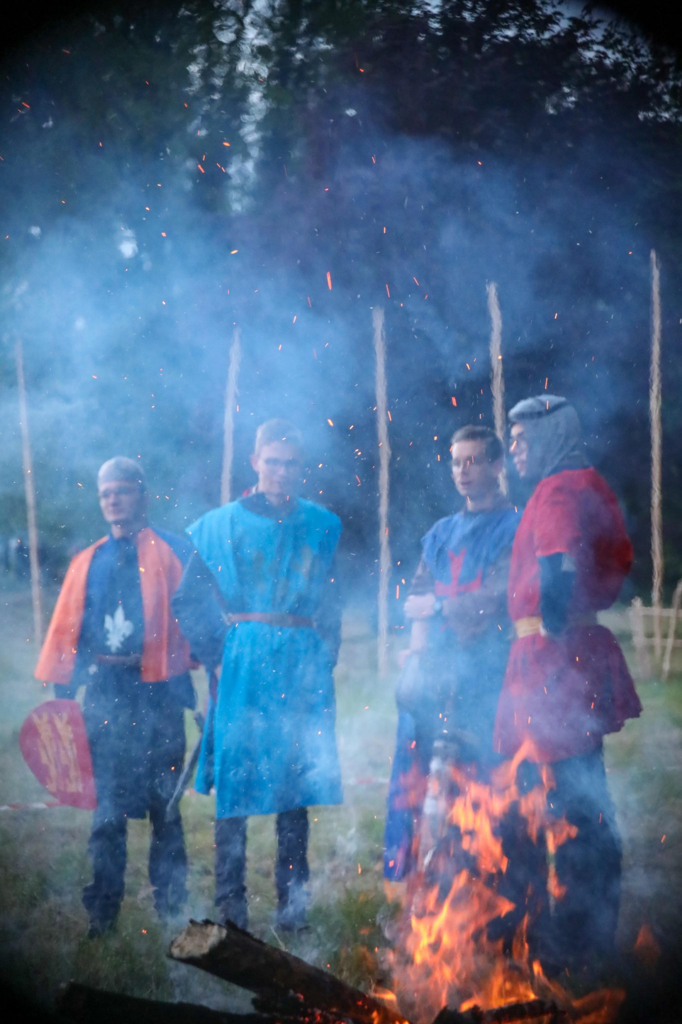 Membres du grand jeu des JN2023 près du feu de camp au château de Bonnefontaine