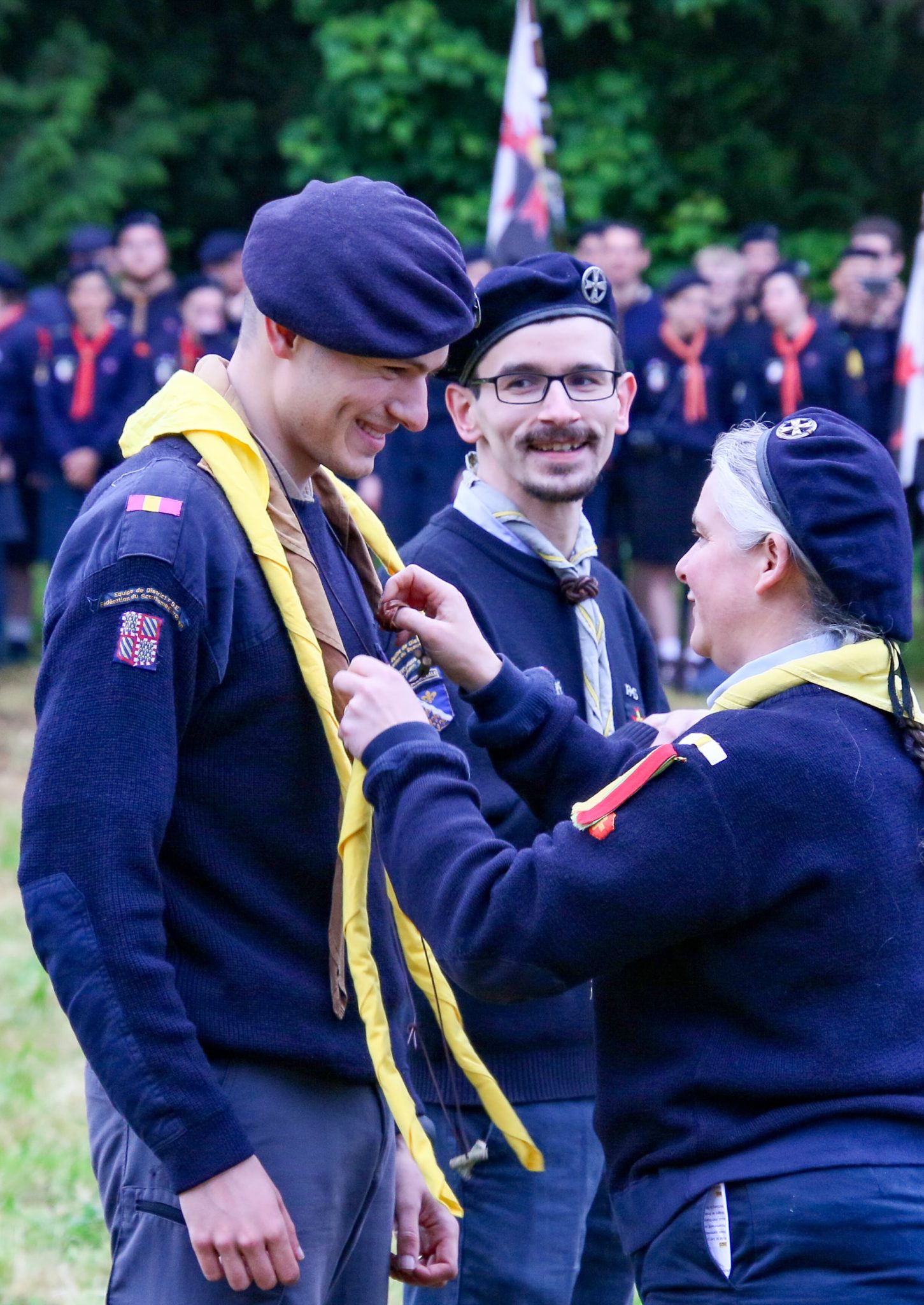 Remise de foulard durant le rassemblement au château de Bonnefontaine