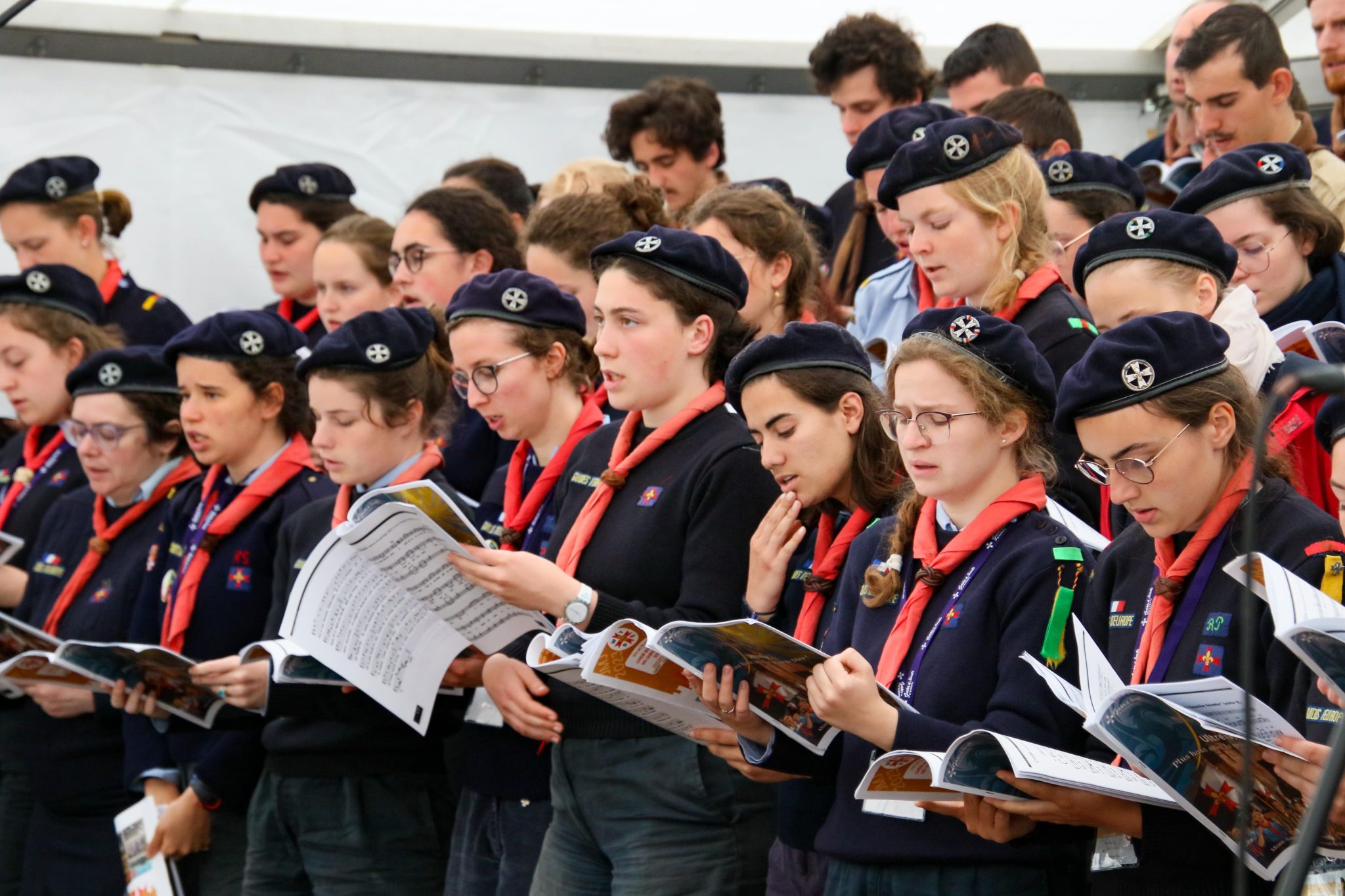 Chœur des Guides et Scouts d'Europe durant la messe au château de Bonnefontaine