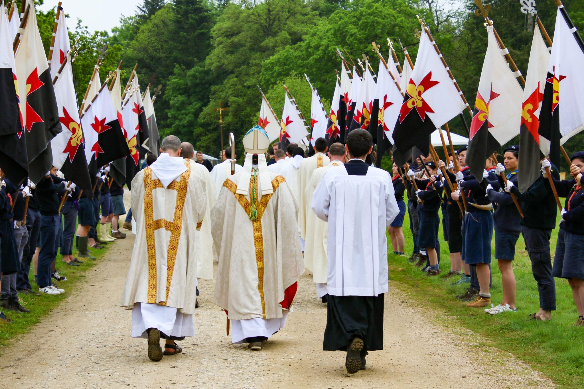Procession de la messe au milieu des baussant