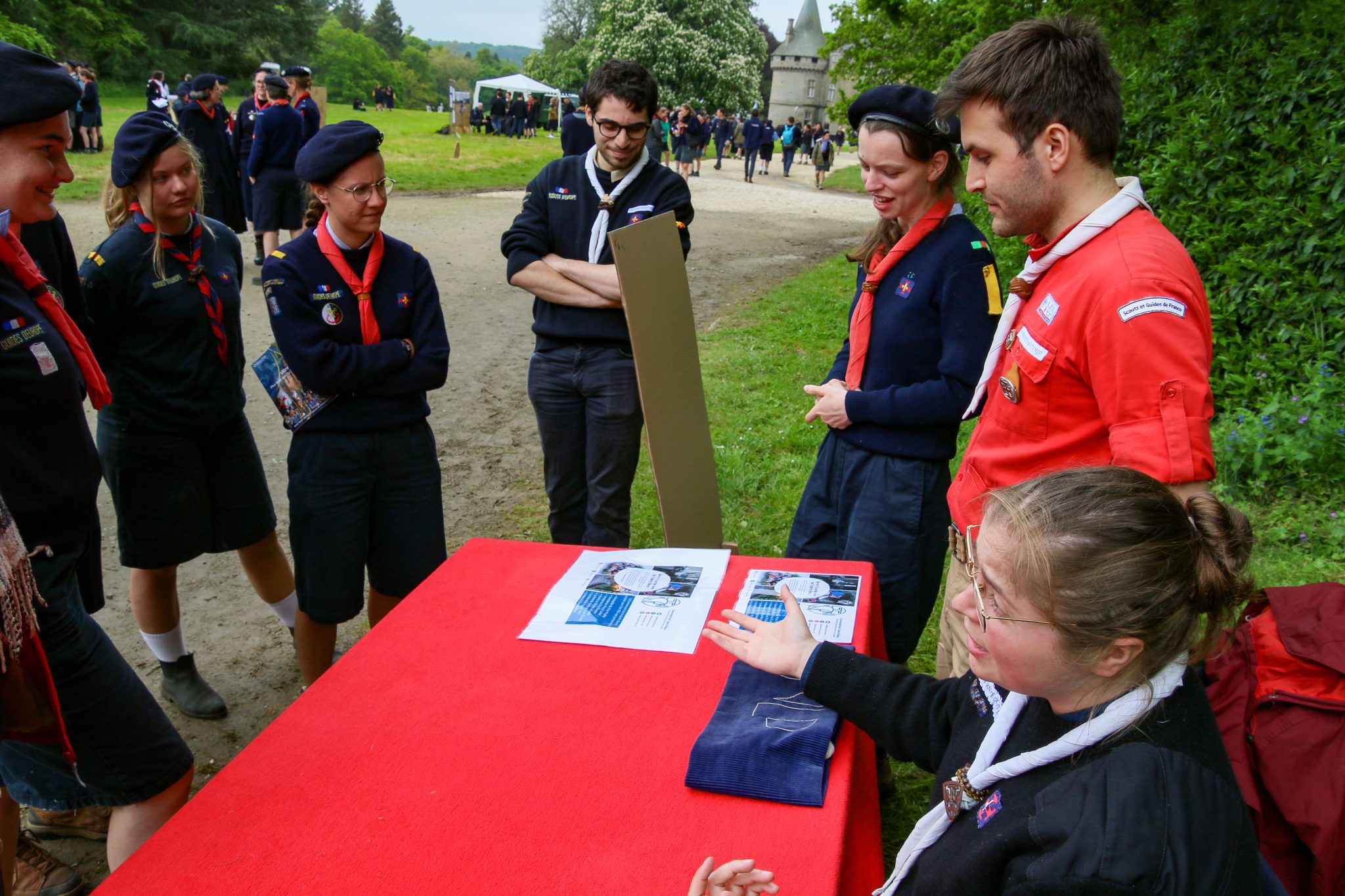 Agora - Stand des foulards blancs de Notre Dame de Lourdes