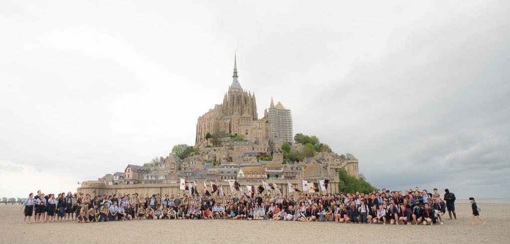 Photo de groupe des Guides & Scouts d'Europe au pied du Mont Saint Michel