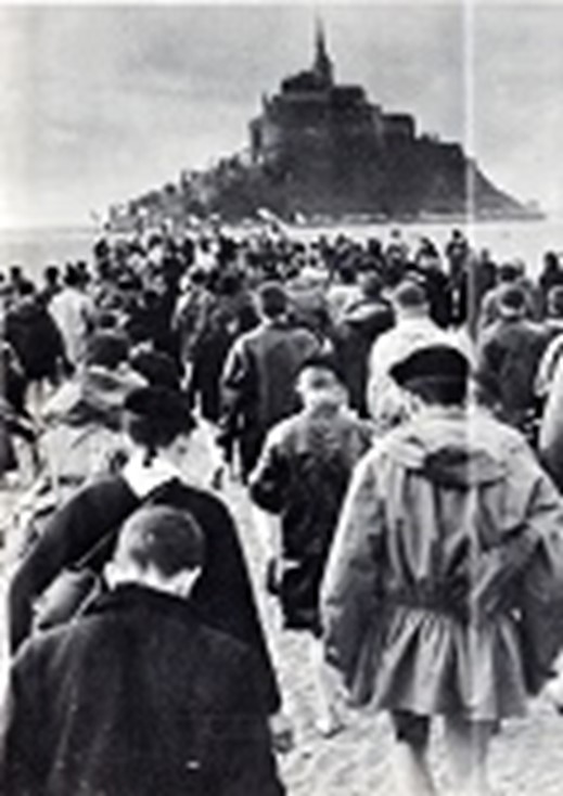 1966 premier Pèlerinage des Guides et Scouts d'Europe au Mont Saint Michel